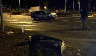 Sivas’ta yağış nedeniyle kayganlaşan yolda kaza: 2 yaralı