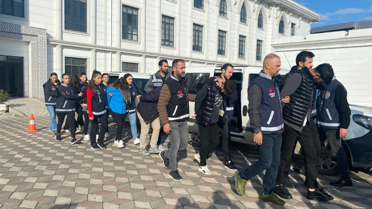 Kocaeli, İstanbul ve Çanakkale’de eş zamanlı kargo dolandırıcılığı operasyonu: 11 şüpheli gözaltında