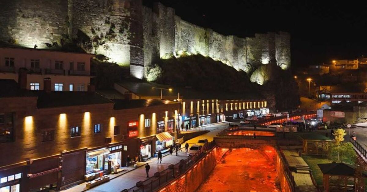 Bitlis’te kale surları, dere yatağı ve Kalealtı Çarşısı ışıklandırıldı