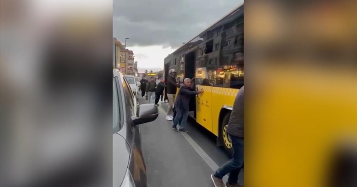 Üsküdar’da arızalanan İETT otobüsünün yolcular tarafından itilmesi kamerada